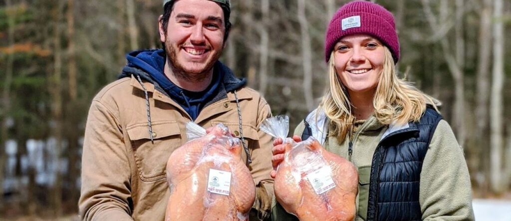 Gabrielle Desrochers et Marc-Olivier Gougeon, propriétaires de la Ferme Desrochers, sont les seuls producteurs de viande de la Manicouagan.
