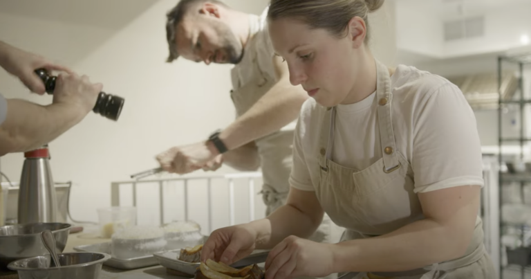 La cheffe Alexandra Roy en action dans la cuisine du restaurant Melba.