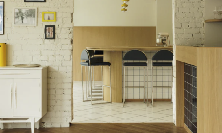 Une partie de l'intérieur du restaurant Sabayon, célèbre pour son ambiance intime et son design soigné.