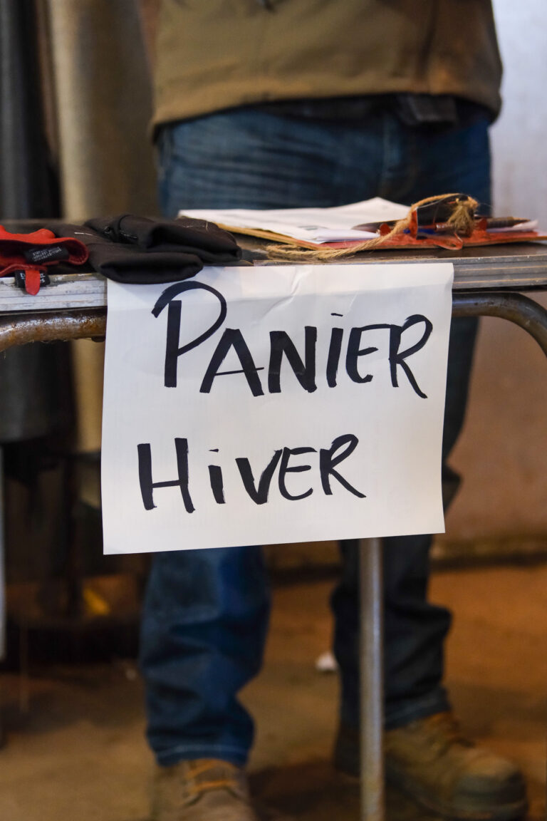 Une affiche avec les mots panier hiver.