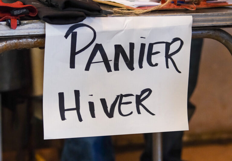 Une affiche avec les mots panier hiver.