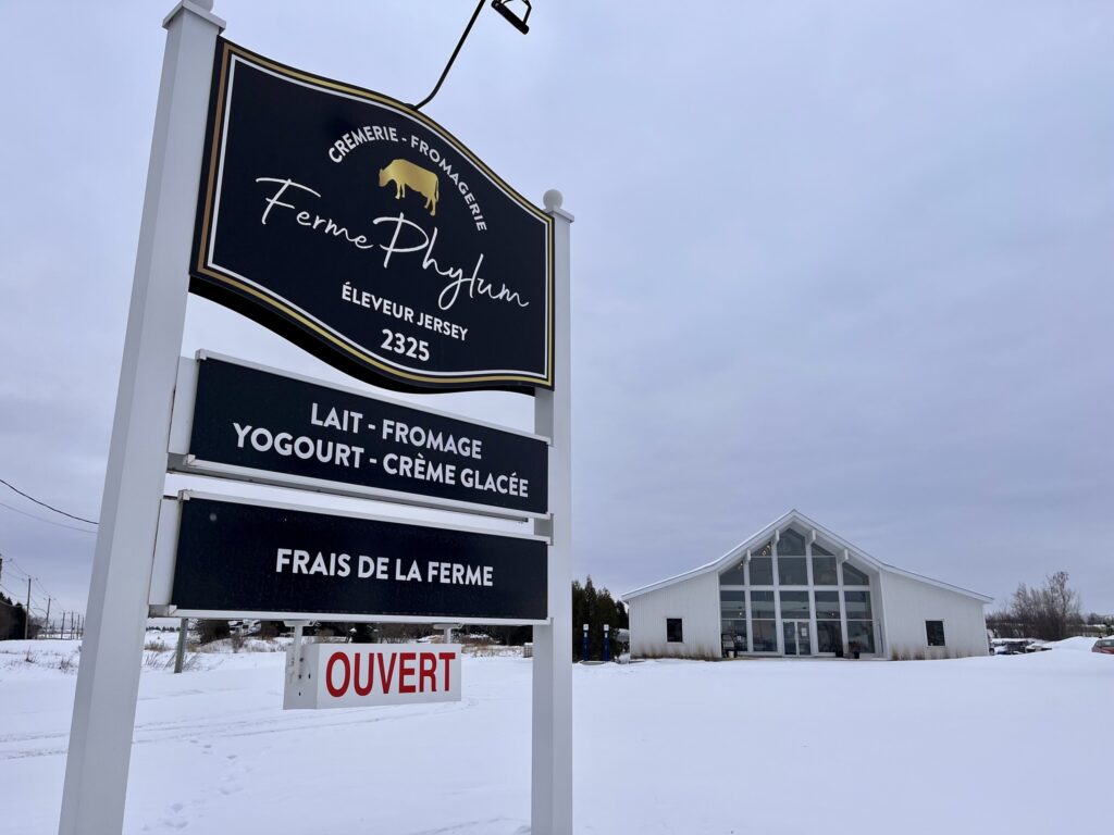 L'enseigne de la Ferme Phylum de la route 132 à Saint-Nicolas.