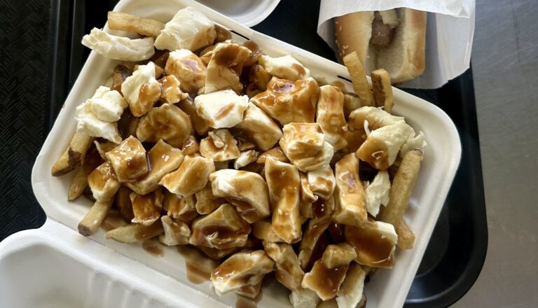 S’il y a une seule poutine à ajouter à votre liste au Québec, c’est celle de la Ferme Phylum, à Saint-Nicolas, en Chaudière-Appalaches. Et même si la cuisine est une affaire de goût, la poutine de la Ferme Phylum est, selon moi, la meilleure au Québec.