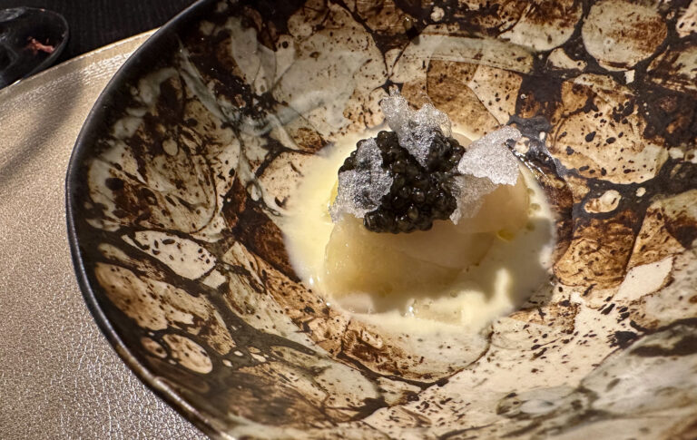 Le plat signature du chef François-Emmanuel Nicol met en vedette un pétoncle vivant de Listuguj, des pommes de terre et du caviar d’esturgeon du Lac-Saint-Pierre.