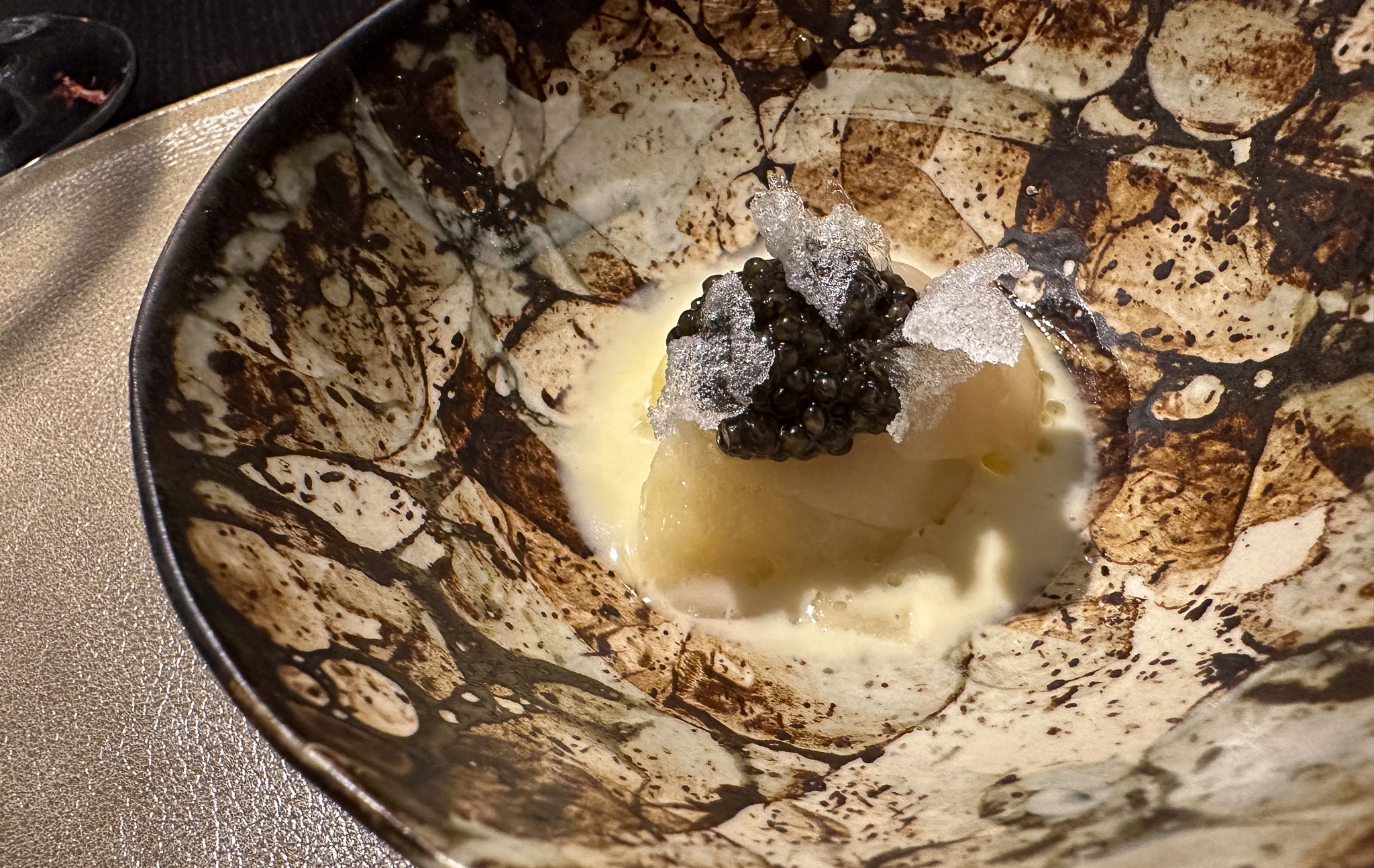 Le plat signature du chef François-Emmanuel Nicol met en vedette un pétoncle vivant de Listuguj, des pommes de terre et du caviar d’esturgeon du Lac-Saint-Pierre.