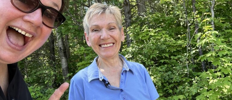 à la rencontre de Mme Lulu, une cueilleuse passionnée qui transforme les trésors de la forêt québécoise en petits pots de bonheur.