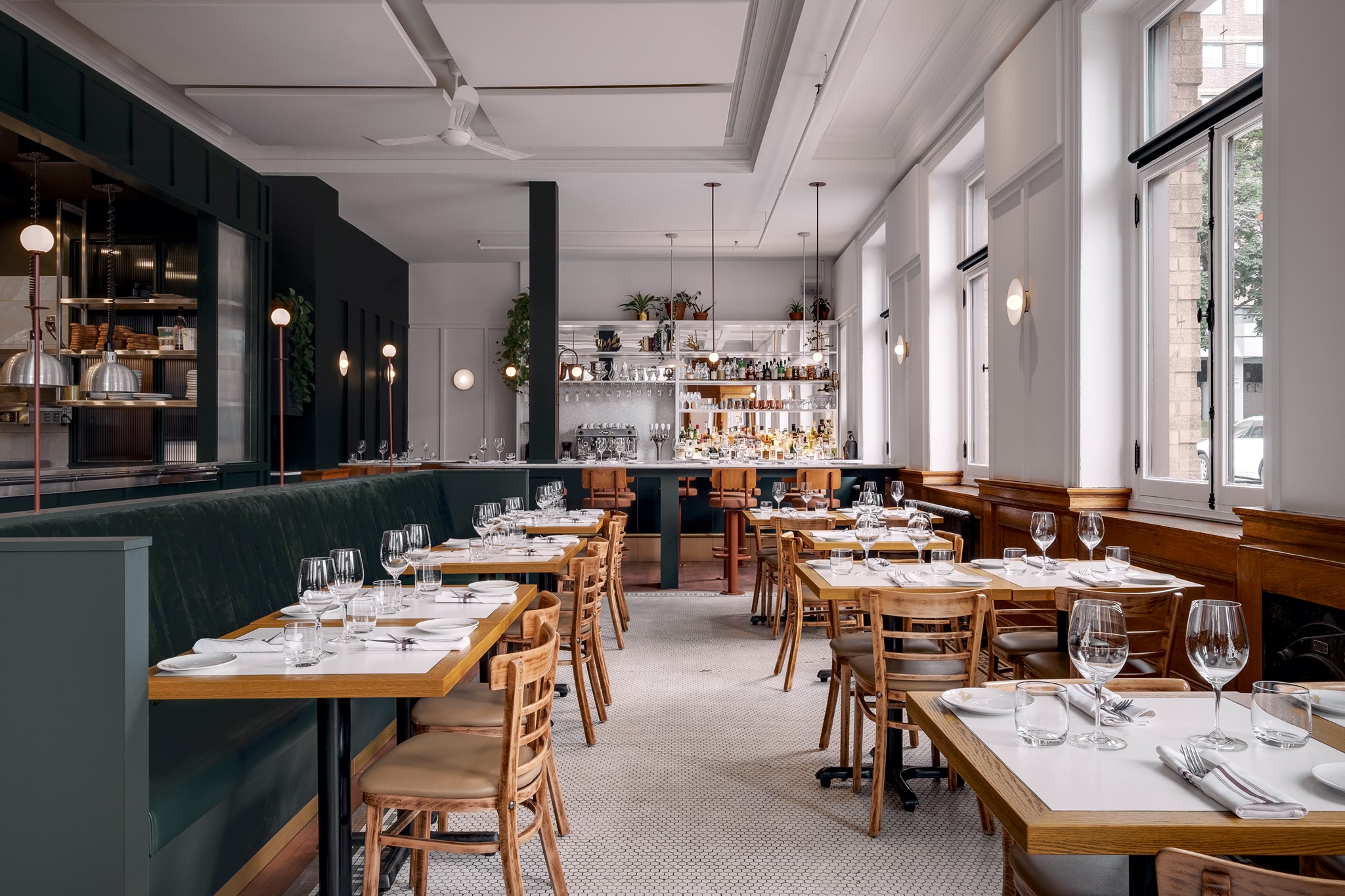 Au Clocher Penché, Thomas Pélissier transforme le cocktail en cuisine liquide. © Le Clocher Penché