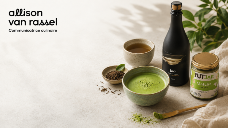 Image d’en-tête montrant un bol de matcha mousseux accompagné d’un thé hojicha, d’une bouteille de bulles de thé LAO, d’un pot de tartinade au matcha NutJar et d’ustensiles en bambou, disposés sur une surface claire avec le logo Allison Van Rassel en haut à gauche.