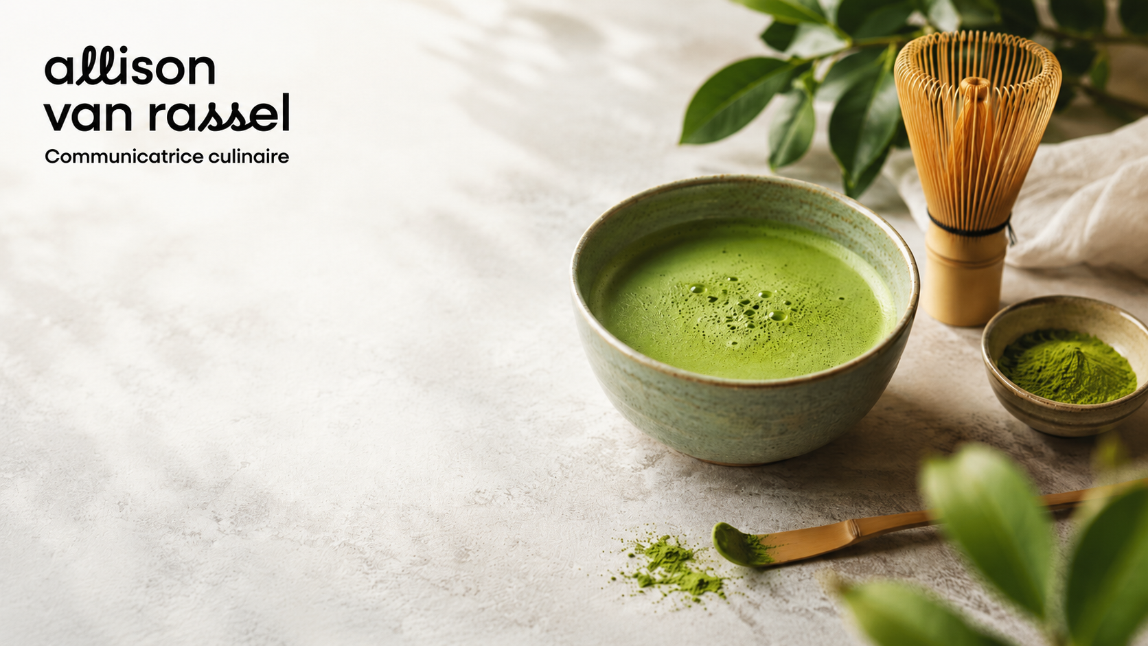 Image d’en-tête montrant un bol de matcha mousseux, un fouet en bambou, une petite coupe de poudre de matcha et une cuillère à thé sur une surface claire, avec le logo Allison Van Rassel dans le coin supérieur gauche.