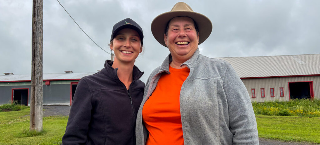 Laurie Bégin et France Marcoux tout sourire à la caméra.