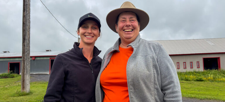 Laurie Bégin et France Marcoux tout sourire à la caméra.