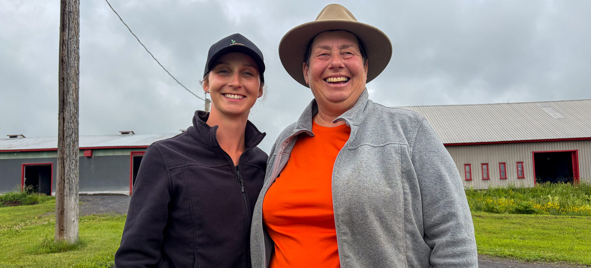 Laurie Bégin et France Marcoux tout sourire à la caméra.